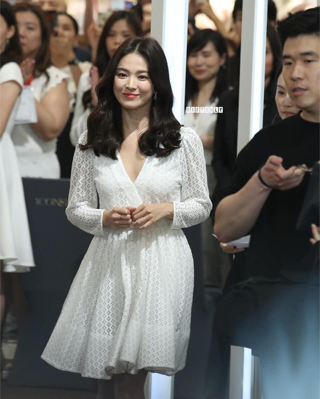 Jeon Ji Hyun và Song Hye Kyo dự sự kiện cùng ngày: Mợ chảnh trẻ hơn dù có 2 con, nhưng vẫn thua chị Song ở điểm này - Ảnh 3. Jeon Ji Hyun và Song Hye Kyo dự sự kiện cùng ngày: Mợ chảnh trẻ hơn dù có 2 con, nhưng vẫn thua chị Song ở điểm này - Ảnh 3.