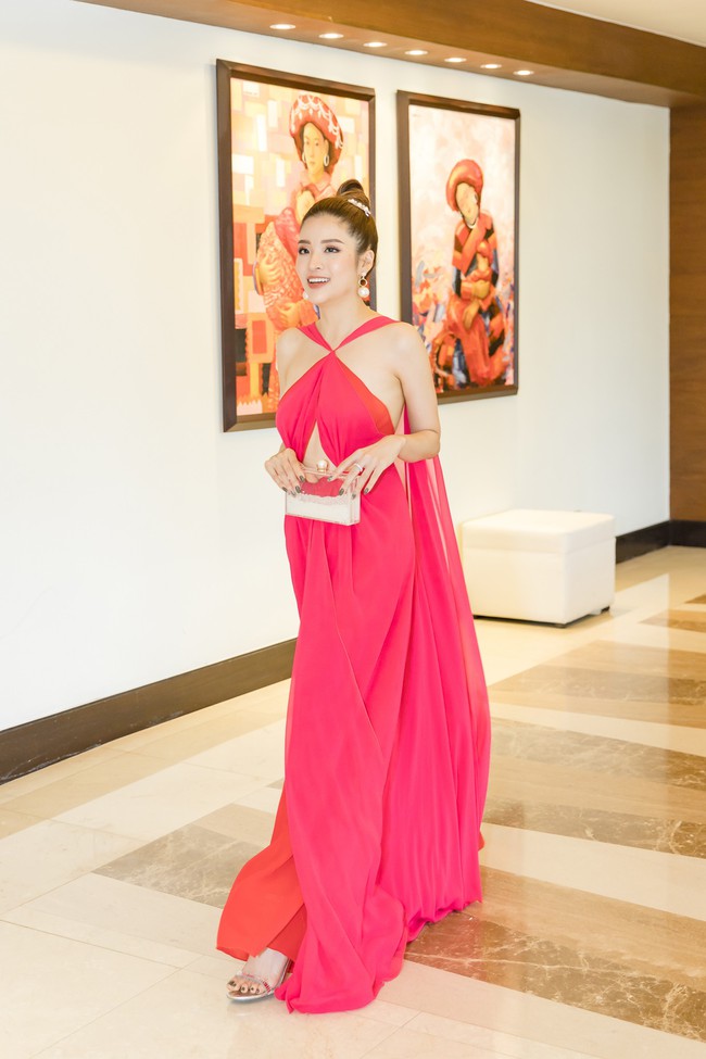 Hoa hậu Phan Hoàng Thu tự tin khoe dáng thon gọn sexy sau thời gian giảm cân thần tốc - Ảnh 4.