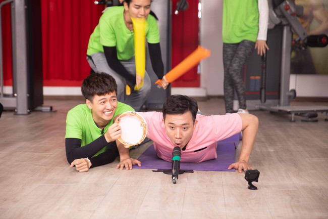 Running Man: Xé bảng tên đến mức trật chân đi không được, chưa bao giờ thấy hình ảnh te tua này của Phạm Quỳnh Anh  - Ảnh 3.