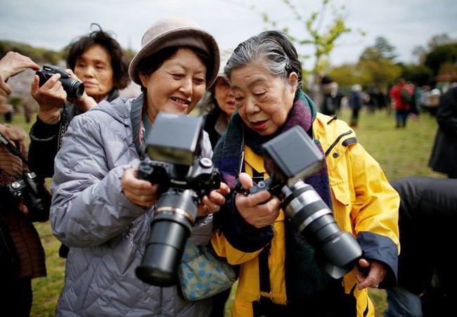 Chân dung fan cuồng của Hoàng gia Nhật: Cụ bà 78 tuổi dành 26 năm cùng hội bạn thân vác máy ảnh cực ngầu để săn hình thần tượng - Ảnh 2.