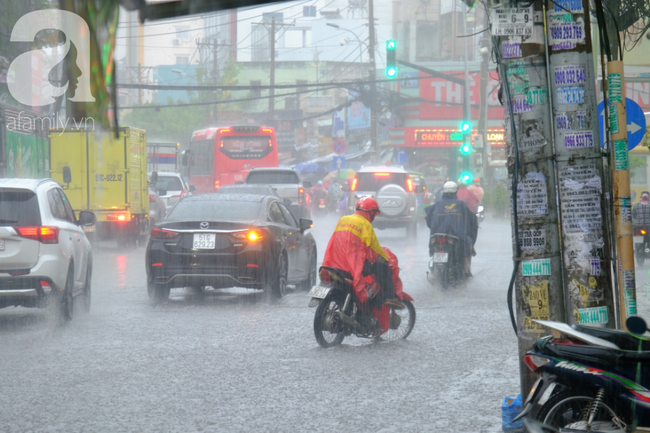 Sài Gòn mưa lớn sau mấy tháng trời nắng gắt, người dân khốn khổ vì ngập nước trong kỳ nghỉ lễ 30/4 - 1/5 - Ảnh 2.