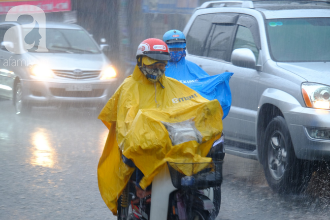 Sài Gòn mưa lớn sau mấy tháng trời nắng gắt, người dân khốn khổ vì ngập nước trong kỳ nghỉ lễ 30/4 - 1/5 - Ảnh 11.