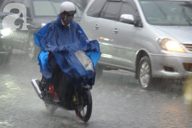 Sài Gòn mưa lớn sau mấy tháng trời nắng gắt, người dân khốn khổ vì ngập nước trong kỳ nghỉ lễ 30/4 - 1/5 - Ảnh 6.