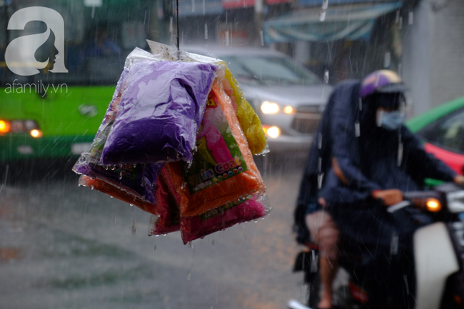 Sài Gòn mưa lớn sau mấy tháng trời nắng gắt, người dân khốn khổ vì ngập nước trong kỳ nghỉ lễ 30/4 - 1/5 - Ảnh 17.