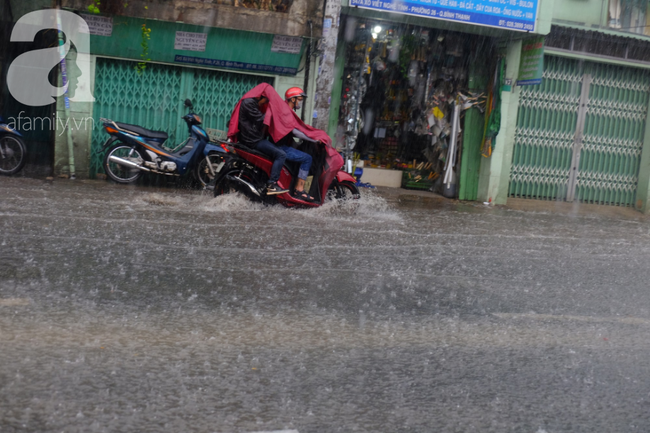 Sài Gòn mưa lớn sau mấy tháng trời nắng gắt, người dân khốn khổ vì ngập nước trong kỳ nghỉ lễ 30/4 - 1/5 - Ảnh 12.