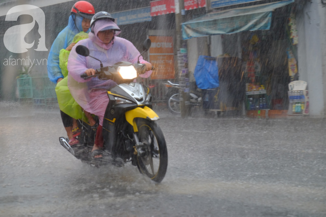 Sài Gòn mưa lớn sau mấy tháng trời nắng gắt, người dân khốn khổ vì ngập nước trong kỳ nghỉ lễ 30/4 - 1/5 - Ảnh 4.