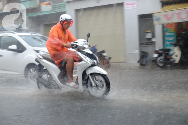 Sài Gòn mưa lớn sau mấy tháng trời nắng gắt, người dân khốn khổ vì ngập nước trong kỳ nghỉ lễ 30/4 - 1/5 - Ảnh 13.