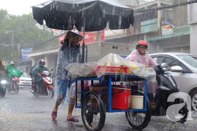 Sài Gòn mưa lớn sau mấy tháng trời nắng gắt, người dân khốn khổ vì ngập nước trong kỳ nghỉ lễ 30/4 - 1/5 - Ảnh 9.