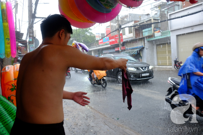 Sài Gòn mưa lớn sau mấy tháng trời nắng gắt, người dân khốn khổ vì ngập nước trong kỳ nghỉ lễ 30/4 - 1/5 - Ảnh 16.