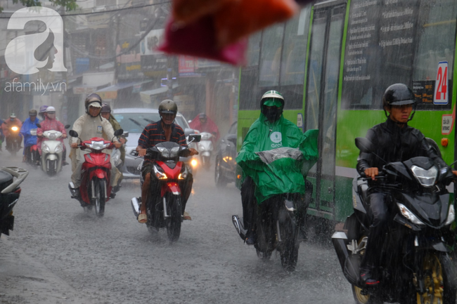 Sài Gòn mưa lớn sau mấy tháng trời nắng gắt, người dân khốn khổ vì ngập nước trong kỳ nghỉ lễ 30/4 - 1/5 - Ảnh 3.