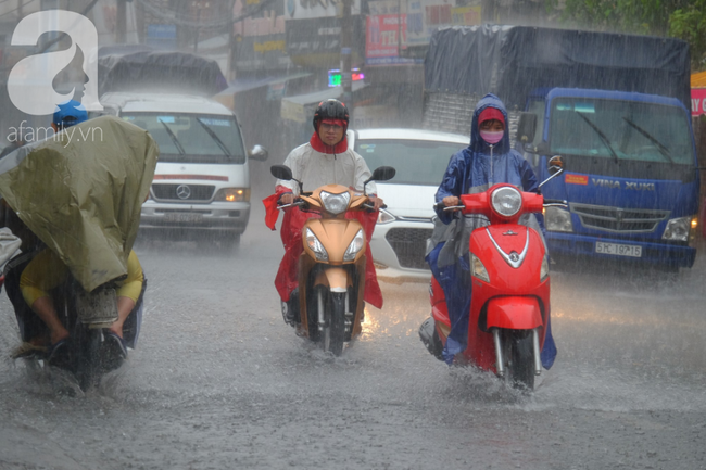 Sài Gòn mưa lớn sau mấy tháng trời nắng gắt, người dân khốn khổ vì ngập nước trong kỳ nghỉ lễ 30/4 - 1/5 - Ảnh 5.