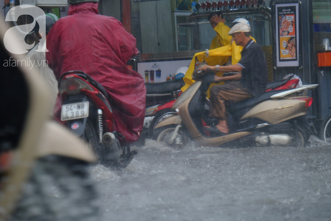 Sài Gòn mưa lớn sau mấy tháng trời nắng gắt, người dân khốn khổ vì ngập nước trong kỳ nghỉ lễ 30/4 - 1/5 - Ảnh 7.