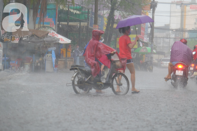Sài Gòn mưa lớn sau mấy tháng trời nắng gắt, người dân khốn khổ vì ngập nước trong kỳ nghỉ lễ 30/4 - 1/5 - Ảnh 14.