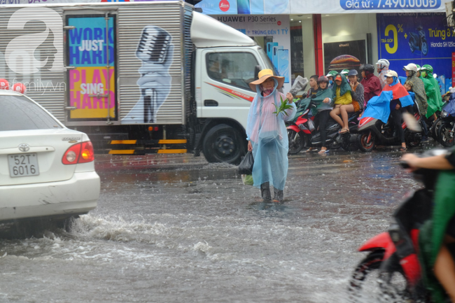 Sài Gòn mưa lớn sau mấy tháng trời nắng gắt, người dân khốn khổ vì ngập nước trong kỳ nghỉ lễ 30/4 - 1/5 - Ảnh 15.