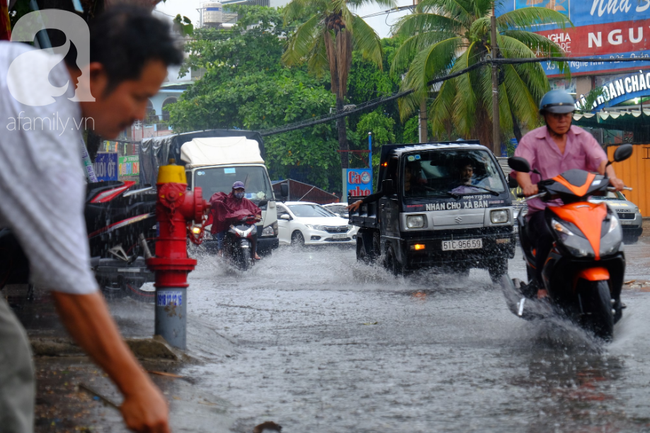Sài Gòn mưa lớn sau mấy tháng trời nắng gắt, người dân khốn khổ vì ngập nước trong kỳ nghỉ lễ 30/4 - 1/5 - Ảnh 18.