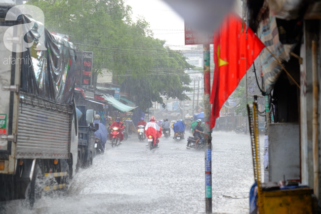 Sài Gòn mưa lớn sau mấy tháng trời nắng gắt, người dân khốn khổ vì ngập nước trong kỳ nghỉ lễ 30/4 - 1/5 - Ảnh 1.