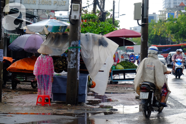 Sài Gòn mưa lớn sau mấy tháng trời nắng gắt, người dân khốn khổ vì ngập nước trong kỳ nghỉ lễ 30/4 - 1/5 - Ảnh 10.