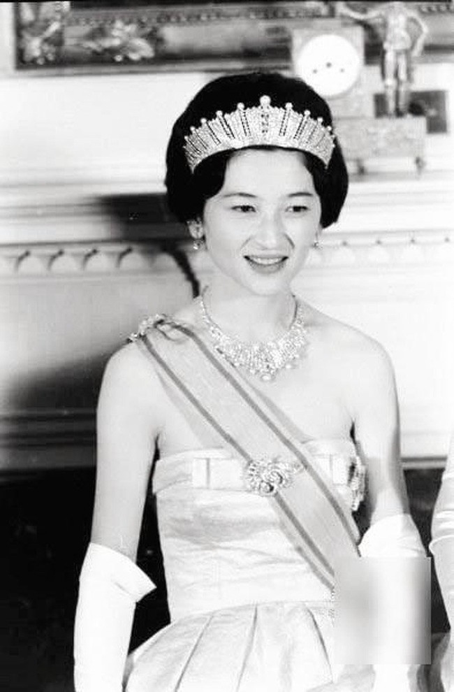 Hoàng hậu Michiko: Nữ nhân xuất thân thường dân vĩ đại nhất cung điện Nhật, tài sắc vẹn toàn khiến nhà vua say đắm suốt hơn 60 năm - Ảnh 6.