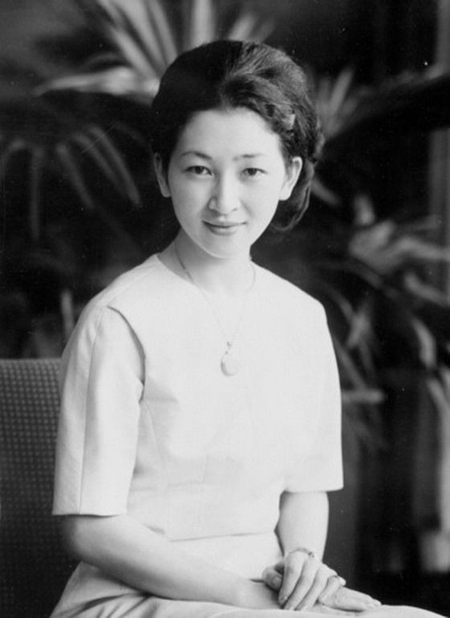 Hoàng hậu Michiko: Nữ nhân xuất thân thường dân vĩ đại nhất cung điện Nhật, tài sắc vẹn toàn khiến nhà vua say đắm suốt hơn 60 năm - Ảnh 5.