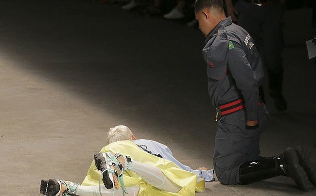 Người mẫu đột ngột qua đời sau khi vấp ngã trên sàn catwalk - Ảnh 1.
