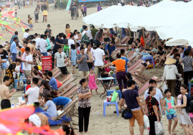 Ngợp thở tại bãi biển Sầm Sơn, hàng vạn người chen nhau tắm biển trong dịp nghỉ lễ 30/4 - 1/5 - Ảnh 5.