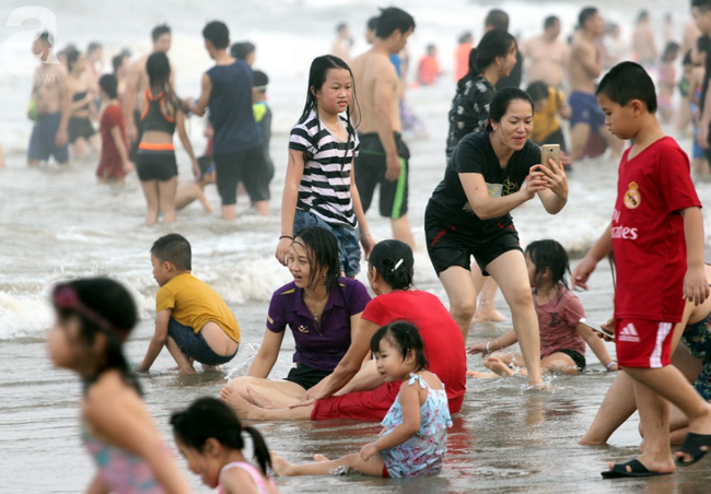 Ngợp thở tại bãi biển Sầm Sơn, hàng vạn người chen nhau tắm biển trong dịp nghỉ lễ 30/4 - 1/5 - Ảnh 9.