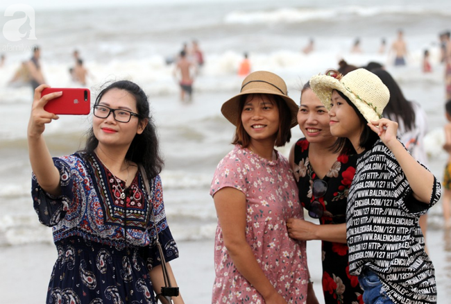 Ngợp thở tại bãi biển Sầm Sơn, hàng vạn người chen nhau tắm biển trong dịp nghỉ lễ 30/4 - 1/5 - Ảnh 15.