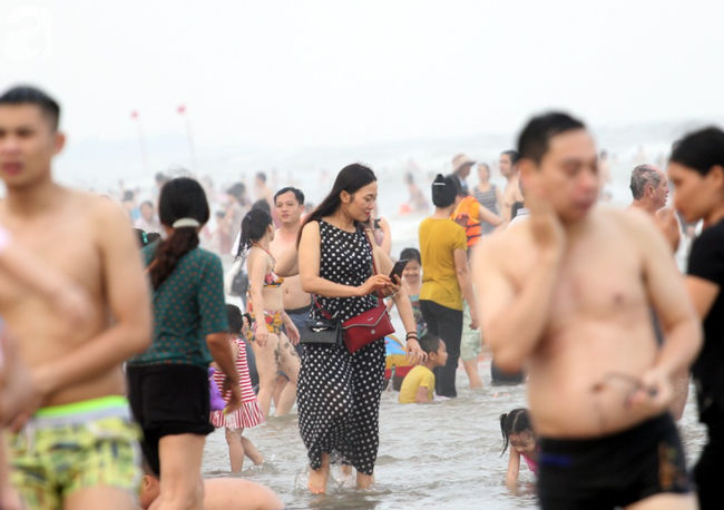 Ngợp thở tại bãi biển Sầm Sơn, hàng vạn người chen nhau tắm biển trong dịp nghỉ lễ 30/4 - 1/5 - Ảnh 12.