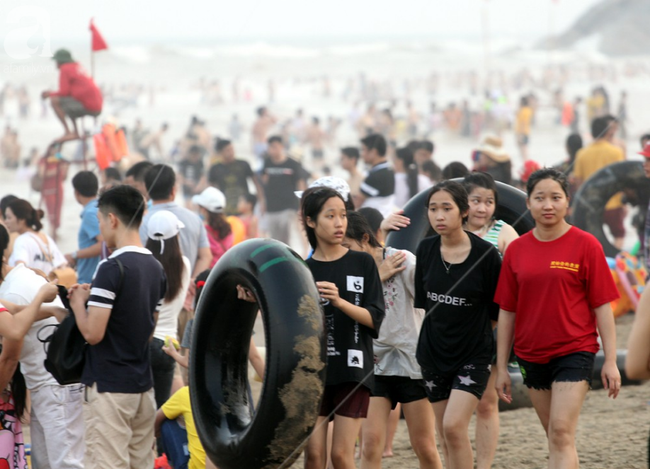 Ngợp thở tại bãi biển Sầm Sơn, hàng vạn người chen nhau tắm biển trong dịp nghỉ lễ 30/4 - 1/5 - Ảnh 10.