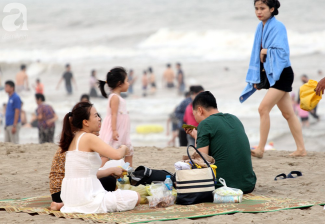 Ngợp thở tại bãi biển Sầm Sơn, hàng vạn người chen nhau tắm biển trong dịp nghỉ lễ 30/4 - 1/5 - Ảnh 13.