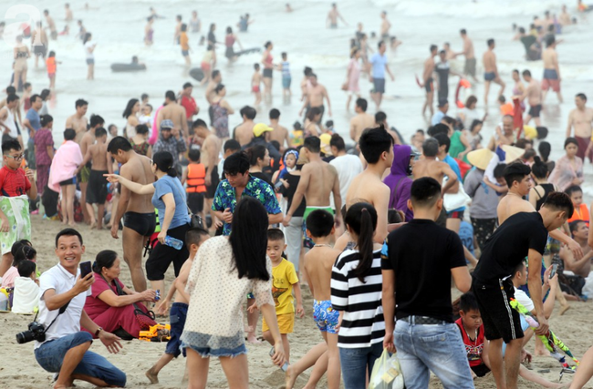 Ngợp thở tại bãi biển Sầm Sơn, hàng vạn người chen nhau tắm biển trong dịp nghỉ lễ 30/4 - 1/5 - Ảnh 6.
