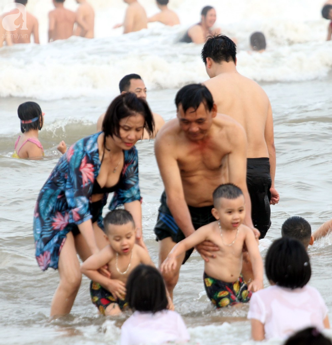 Ngợp thở tại bãi biển Sầm Sơn, hàng vạn người chen nhau tắm biển trong dịp nghỉ lễ 30/4 - 1/5 - Ảnh 14.