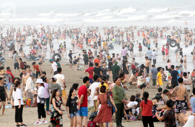Ngợp thở tại bãi biển Sầm Sơn, hàng vạn người chen nhau tắm biển trong dịp nghỉ lễ 30/4 - 1/5 - Ảnh 2.