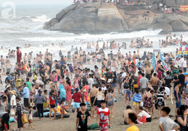 Ngợp thở tại bãi biển Sầm Sơn, hàng vạn người chen nhau tắm biển trong dịp nghỉ lễ 30/4 - 1/5 - Ảnh 3.