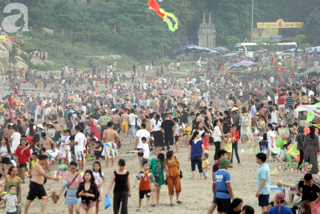 Ngợp thở tại bãi biển Sầm Sơn, hàng vạn người chen nhau tắm biển trong dịp nghỉ lễ 30/4 - 1/5 - Ảnh 4.