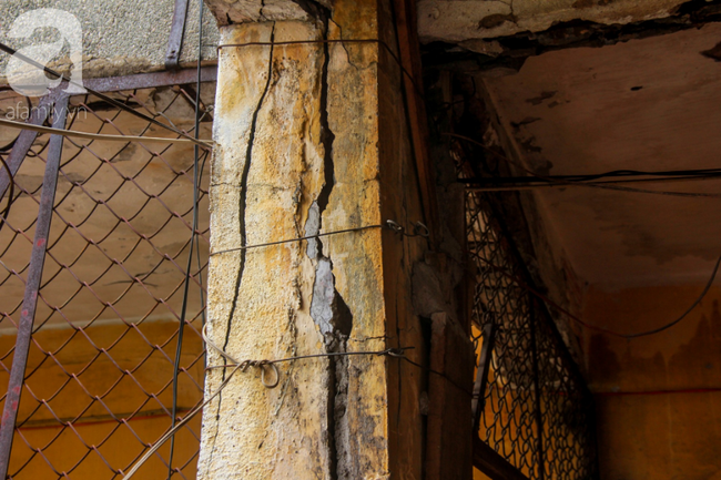 Người Sài Gòn sống trong chung cư xuống cấp, tường nhà nứt toác phải cột bằng dây kẽm, đổ sập bất cứ lúc nào - Ảnh 8.