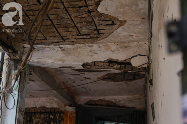 Người Sài Gòn sống trong chung cư xuống cấp, tường nhà nứt toác phải cột bằng dây kẽm, đổ sập bất cứ lúc nào - Ảnh 6.