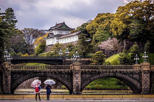 Hoàng cung Nhật Bản trang nghiêm và đầy chất thơ nép mình bên cạnh sự hiện đại chóng mặt của đô thị - Ảnh 1.