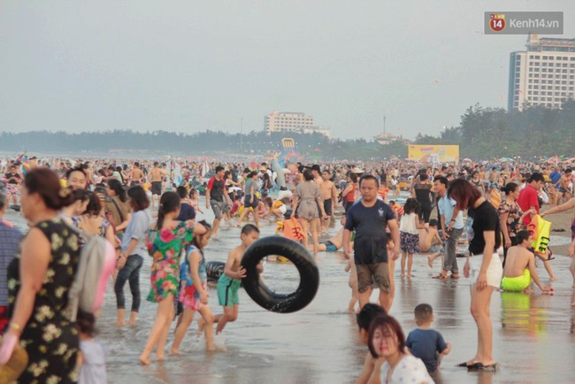 Chùm ảnh: Biển Cửa Lò “gồng mình” đón hàng vạn du khách đến tắm biển dịp nghỉ lễ - Ảnh 1.