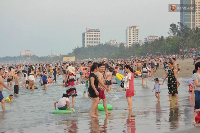 Chùm ảnh: Biển Cửa Lò “gồng mình” đón hàng vạn du khách đến tắm biển dịp nghỉ lễ - Ảnh 5.