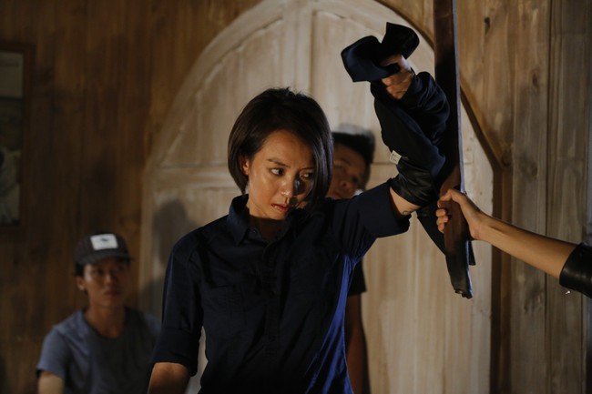 Xem lại cảnh đánh nhau cực chất của Chị 13 Thu Trang với nữ sát thủ - người đẹp The Face  - Ảnh 6.