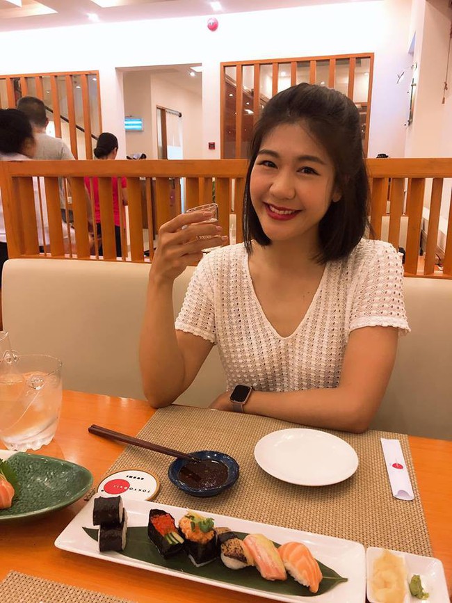 Nữ cơ trưởng Huỳnh Lý Đông Phương xinh đẹp thả thính khi thưởng thức bữa tối, ai cũng tò mò người chụp ảnh - Ảnh 1.