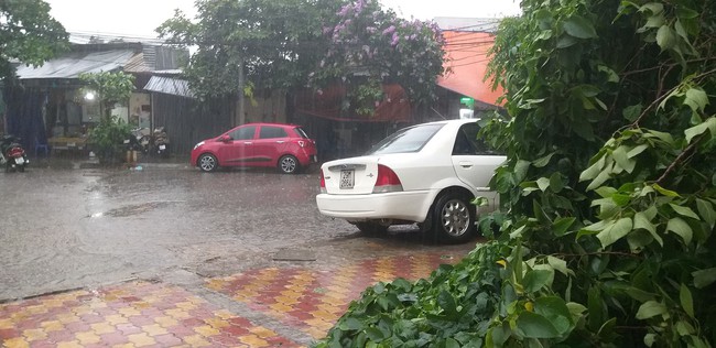 Sáng 30/4, Hà Nội bất ngờ đổ mưa lớn tầm tã, đường phố vắng hoe không bóng người - Ảnh 1.