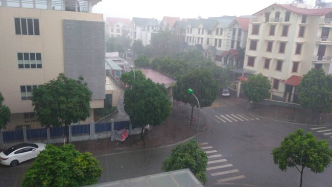 Sáng 30/4, Hà Nội bất ngờ đổ mưa lớn tầm tã, đường phố vắng hoe không bóng người - Ảnh 7.