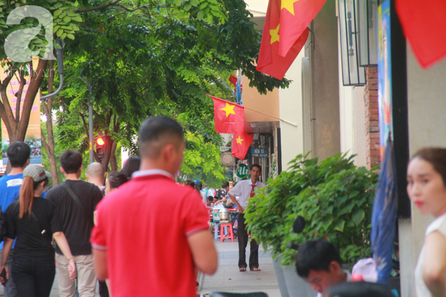 Người dân Sài Gòn reo hò trước màn trình diễn pháo hoa, hân hoan mừng Ngày giải phóng miền Nam 30/4 - Ảnh 35.