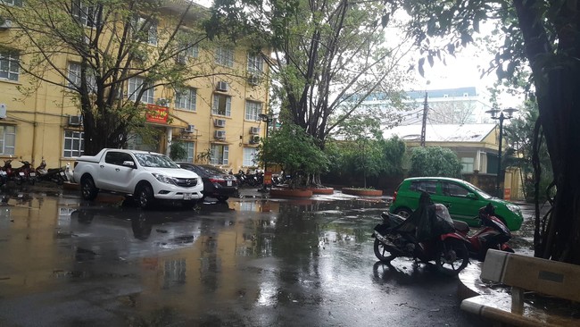 Sáng 30/4, Hà Nội bất ngờ đổ mưa lớn tầm tã, đường phố vắng hoe không bóng người - Ảnh 10.
