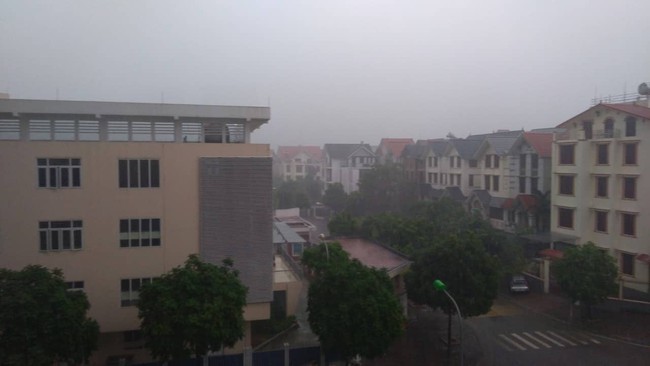 Sáng 30/4, Hà Nội bất ngờ đổ mưa lớn tầm tã, đường phố vắng hoe không bóng người - Ảnh 8.