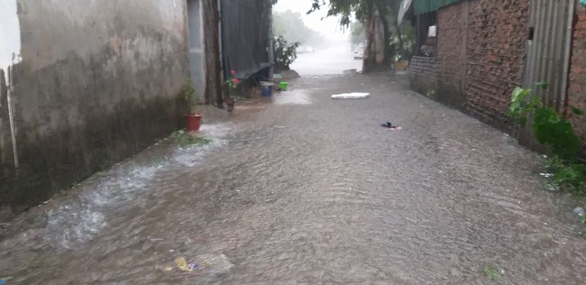 Sáng 30/4, Hà Nội bất ngờ đổ mưa lớn tầm tã, đường phố vắng hoe không bóng người - Ảnh 3.