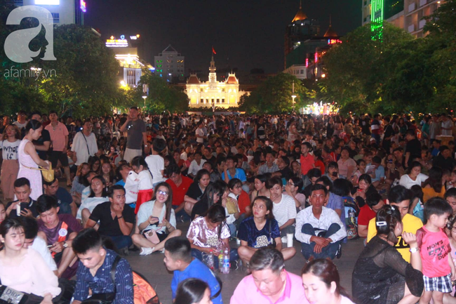 Người dân Sài Gòn reo hò trước màn trình diễn pháo hoa, hân hoan mừng Ngày giải phóng miền Nam 30/4 - Ảnh 10.