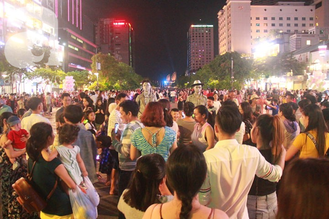 Người dân Sài Gòn reo hò trước màn trình diễn pháo hoa, hân hoan mừng Ngày giải phóng miền Nam 30/4 - Ảnh 26.